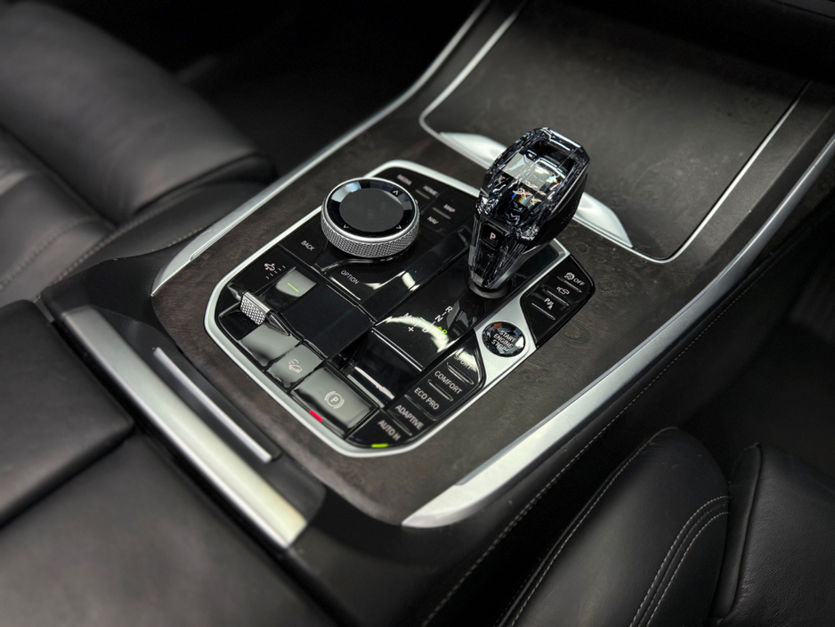 2020 BMW X7 - image 22