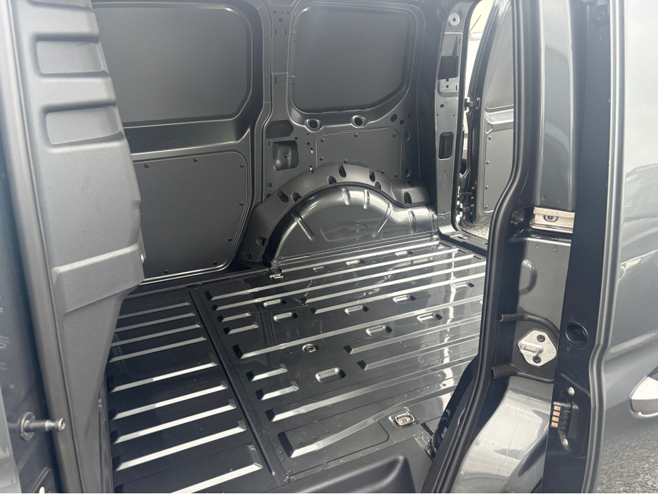 2025 Volkswagen Caddy - image 25