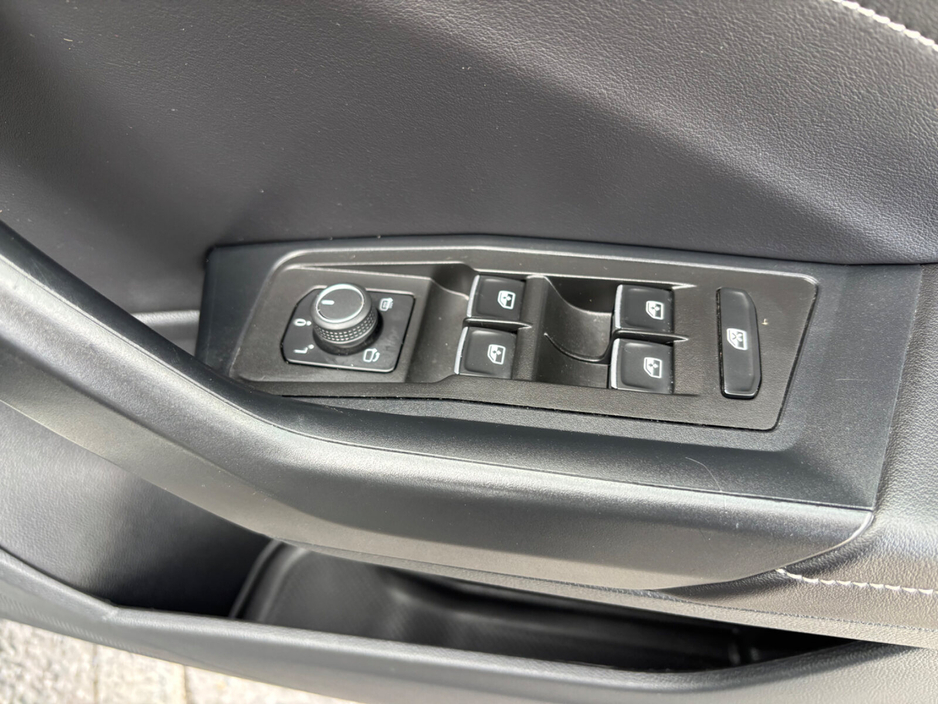 2023 Volkswagen T-Roc - image 31