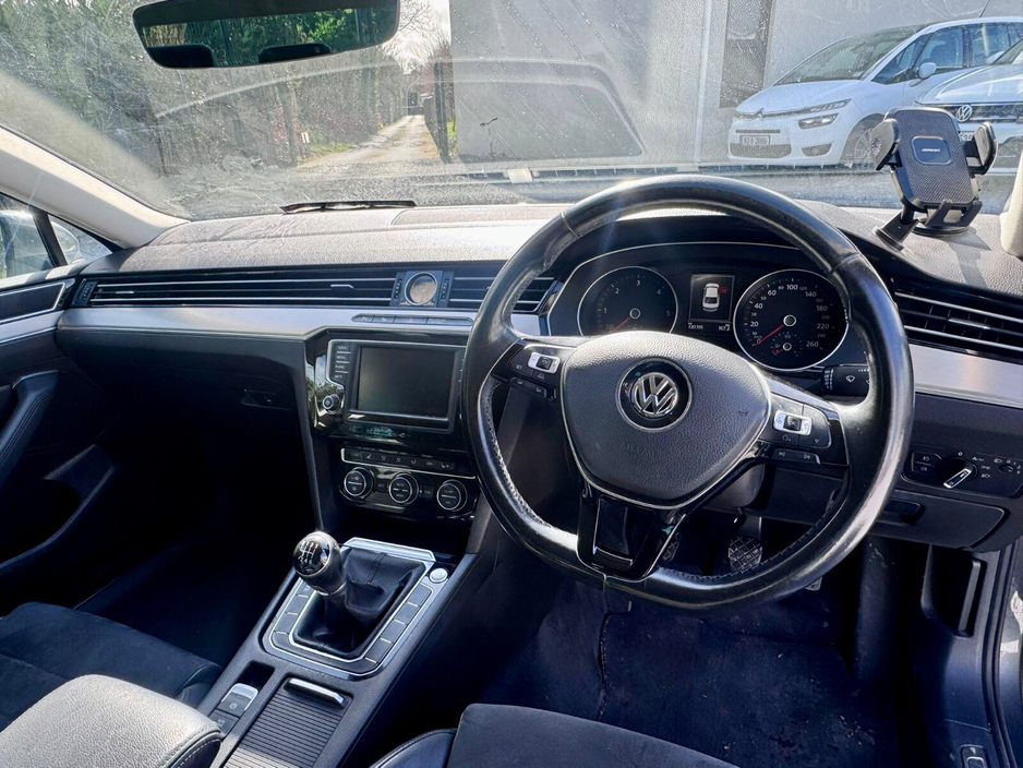2016 Volkswagen Passat - image 9