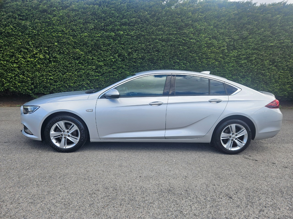 2018 Opel Insignia - image 3