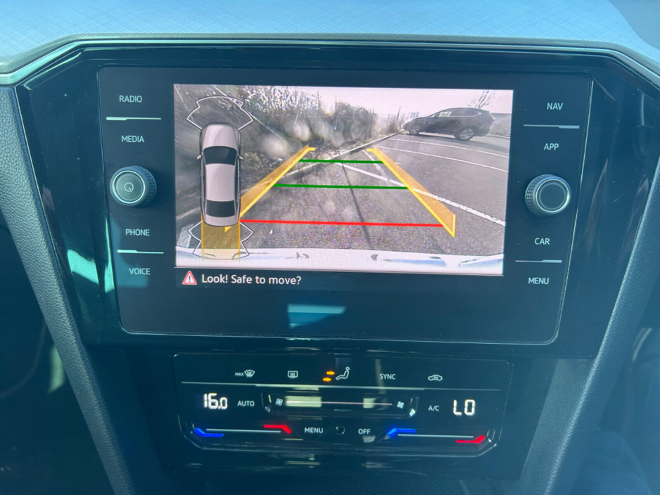 2022 Volkswagen Passat - image 12