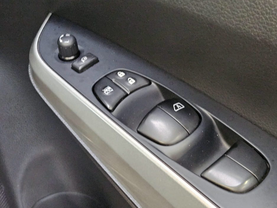 2019 Nissan Navara - image 8