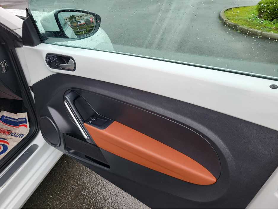 2014 Volkswagen Beetle - image 15