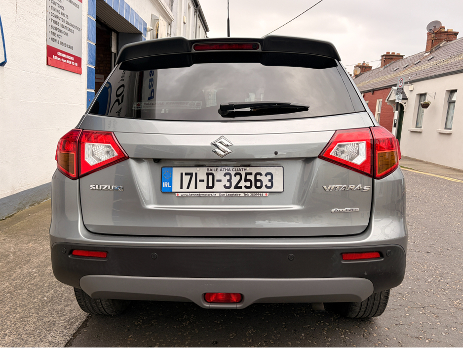 2017 Suzuki Vitara - image 4