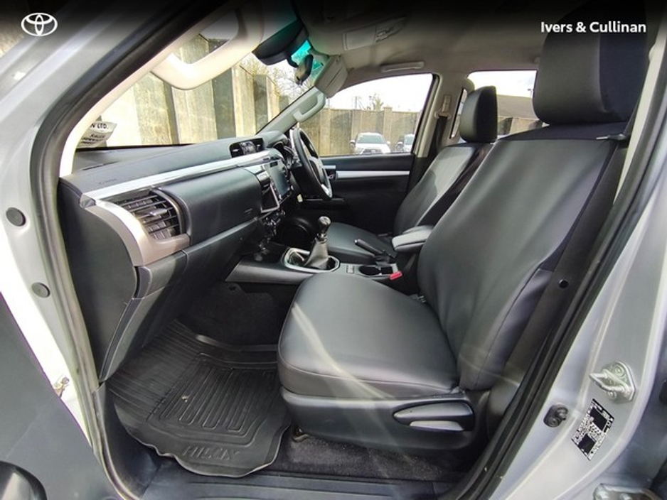 2022 Toyota Hilux - image 7
