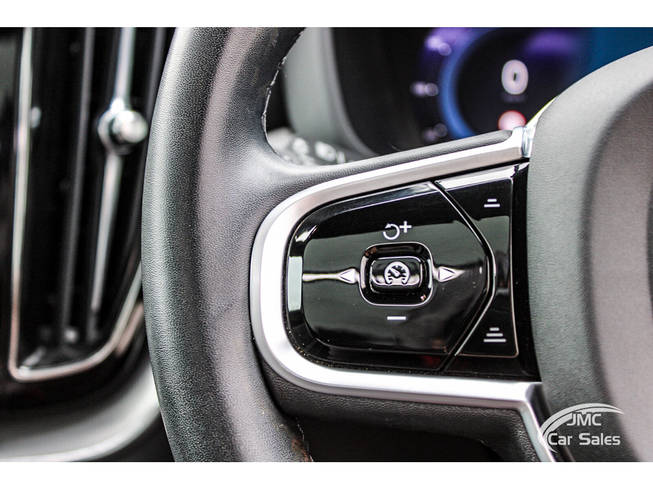 2022 Volvo XC60 - image 21