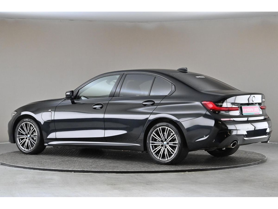 2021 BMW 3 Series - image 6