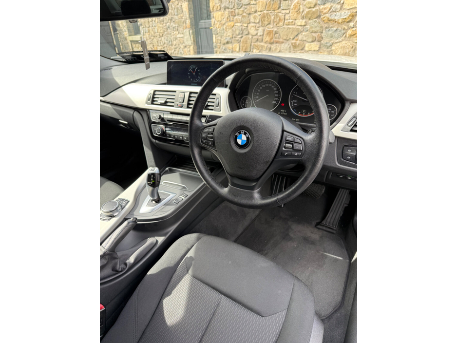 2017 BMW 3 Series - image 9