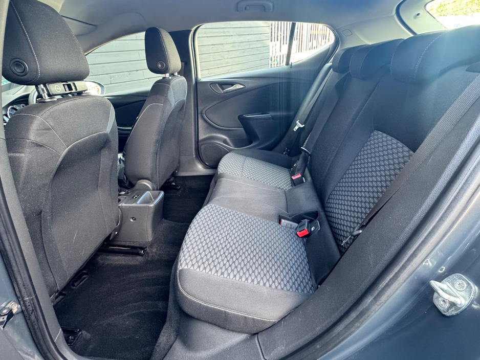 2016 Opel Astra - image 12