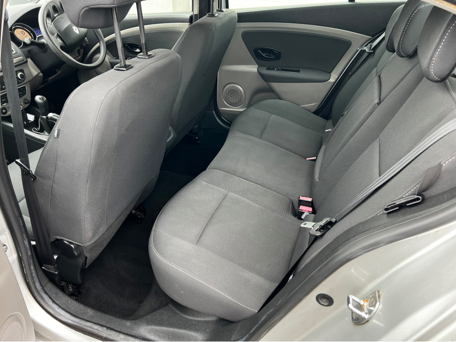 2011 Renault Fluence - image 5