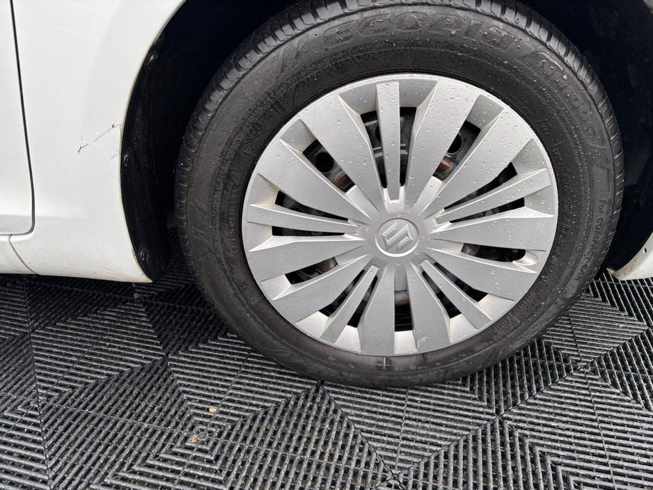 2016 Suzuki Swift - image 3