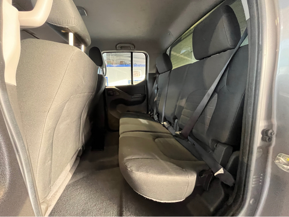 2015 Nissan Navara - image 9