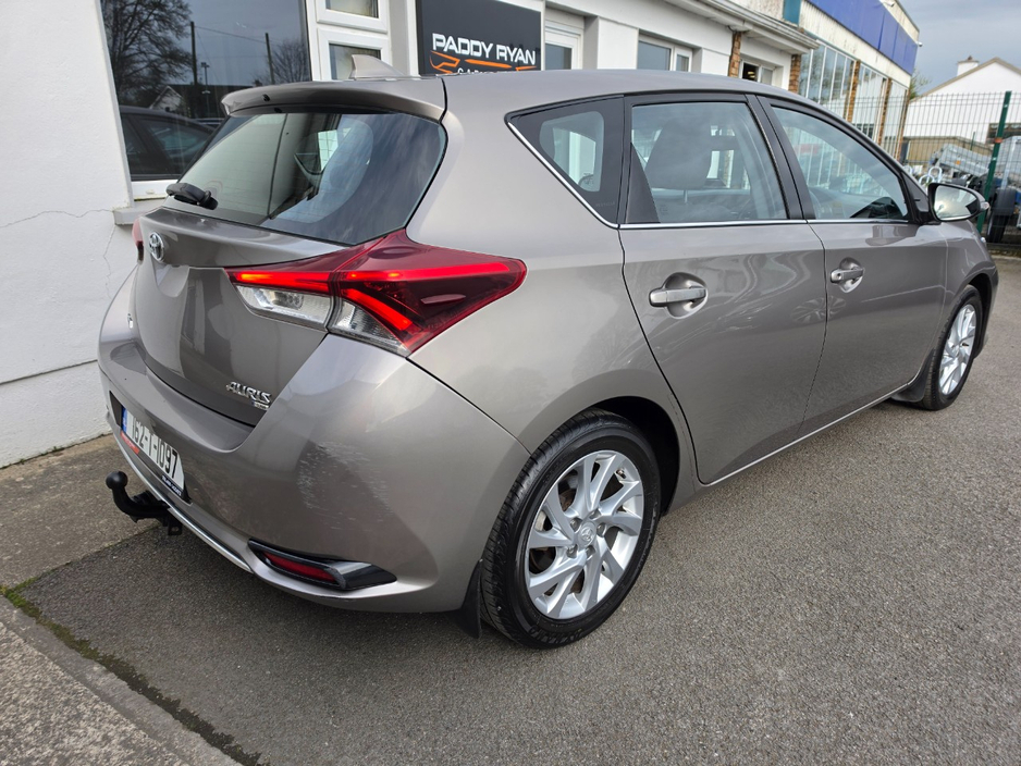 2016 Toyota Auris - image 3