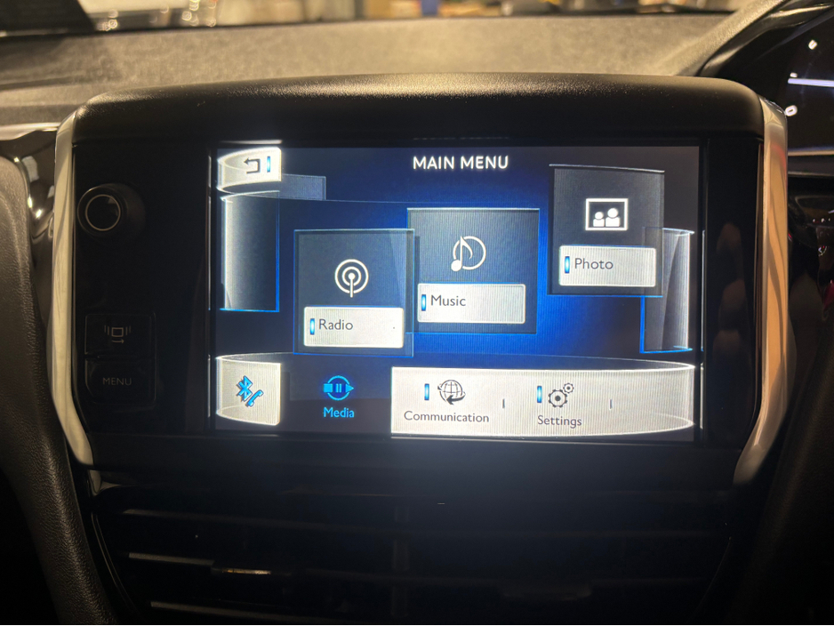 2014 Peugeot 208 - image 21