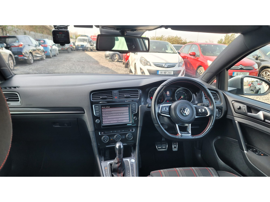 2014 Volkswagen Golf - image 14