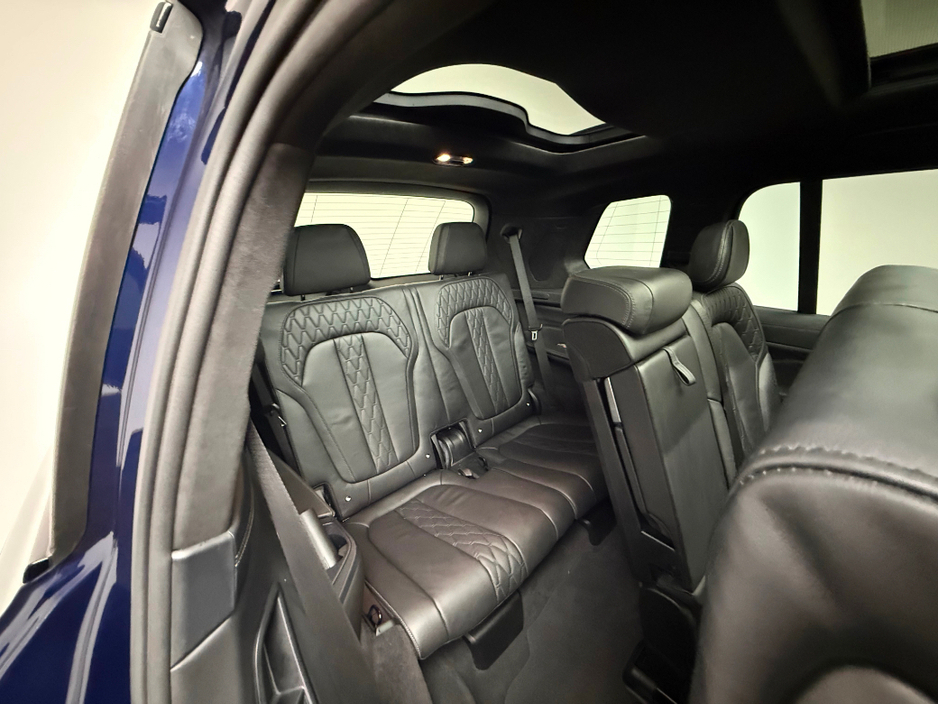 2020 BMW X7 - image 15