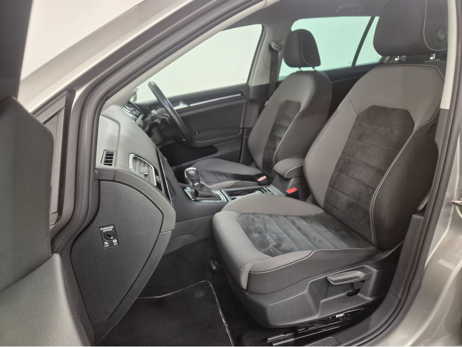 2017 Volkswagen Golf **HIGHLINE**ONLY 63000KMS**ALCANTARA SEATS*17" ALLOYS**BLIND SPOT WARNING**LANE ASSIST**KEYLESS ENTRY AND START**ADAPTIVE CRUISE CONTROL**DUAL ZONE CLIMATE CONTROL*REVERSE CAMERA*BLUETOOTH STREAMI €16,949