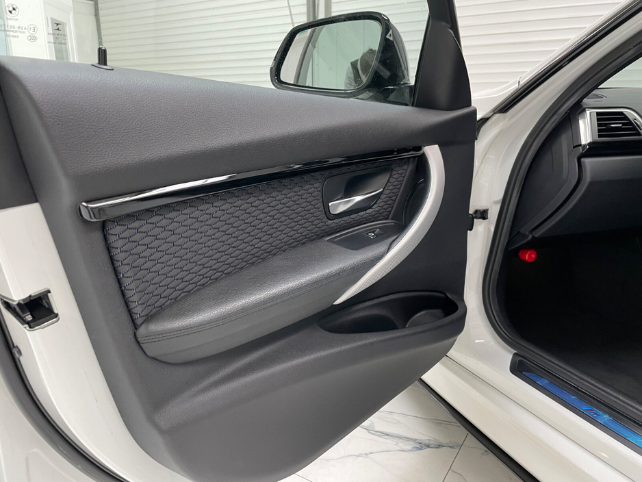 2016 BMW 3 Series - image 20