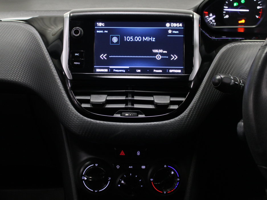 2018 Peugeot 208 - image 13