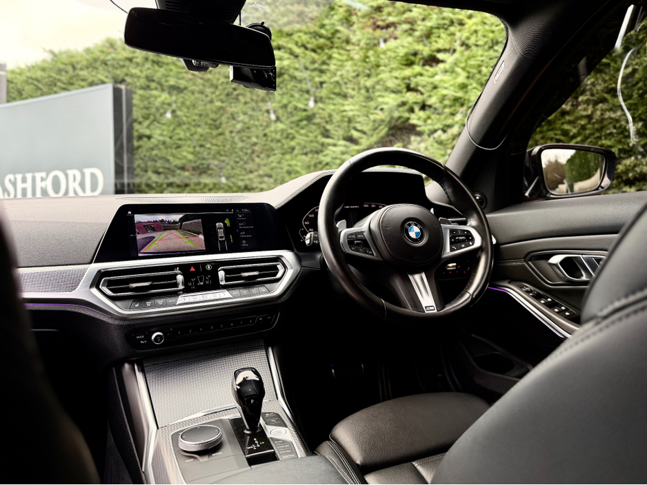 2021 BMW 3 Series - image 9