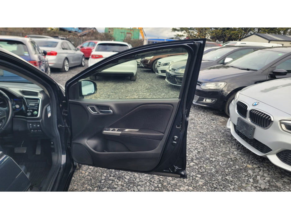 2017 Honda Grace - image 7