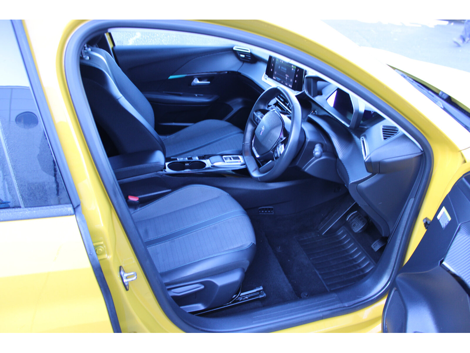 2022 Peugeot 208 - image 11