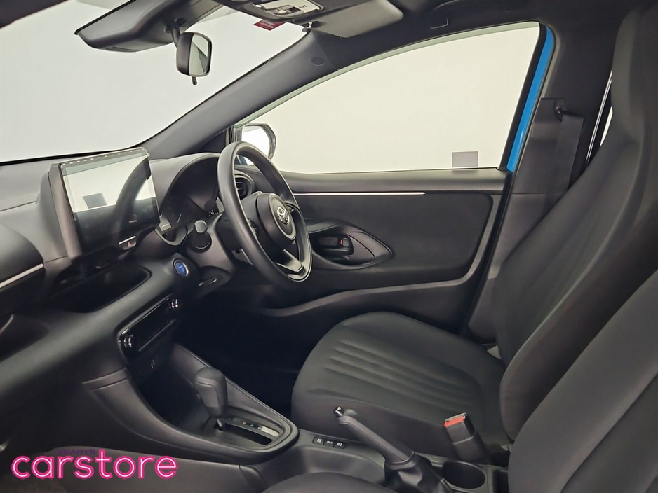 2023 Toyota Yaris - image 12