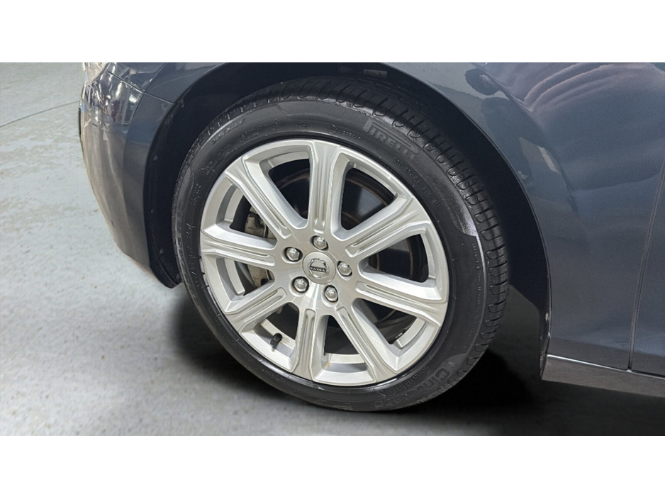 2017 Volvo V40 - image 10