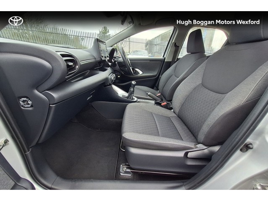 2021 Toyota Yaris - image 6