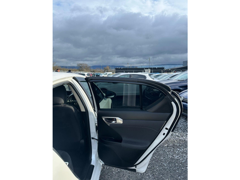 2019 Lexus CT 200 h - image 9