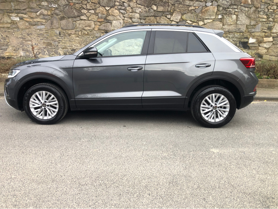 2022 Volkswagen T-Roc - image 5