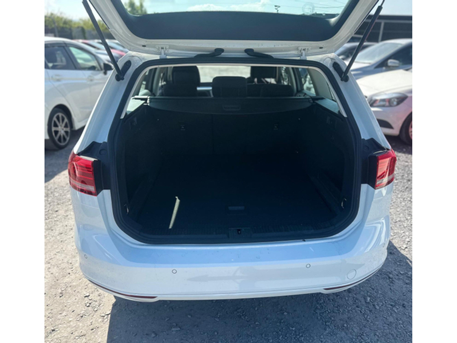 2016 Volkswagen Passat - image 9