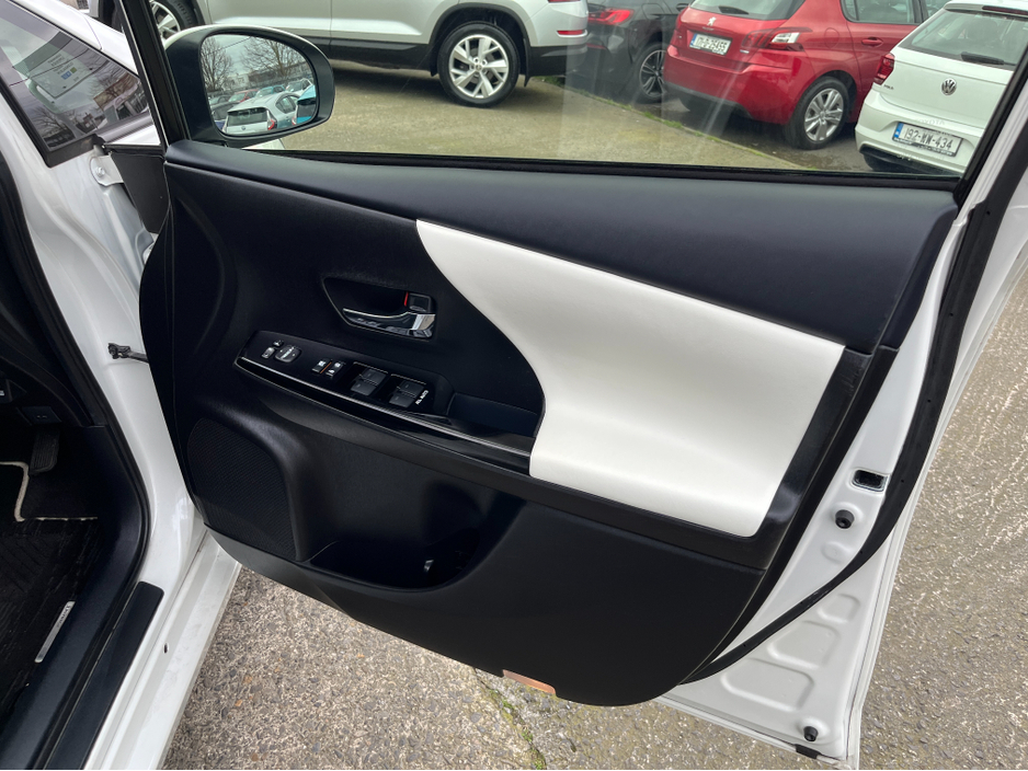 2018 Toyota Prius+ - image 14