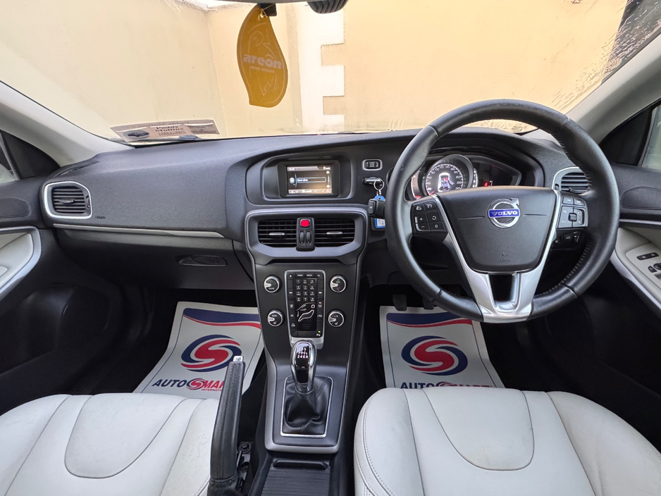 2016 Volvo V40 - image 10