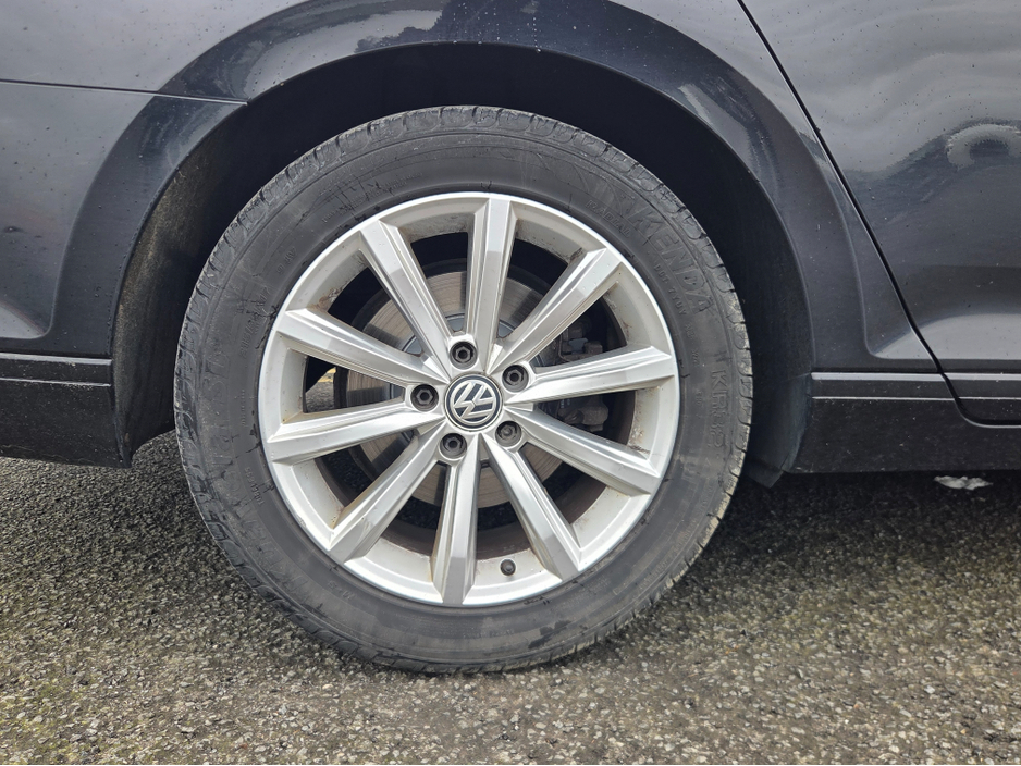 2017 Volkswagen Passat - image 8