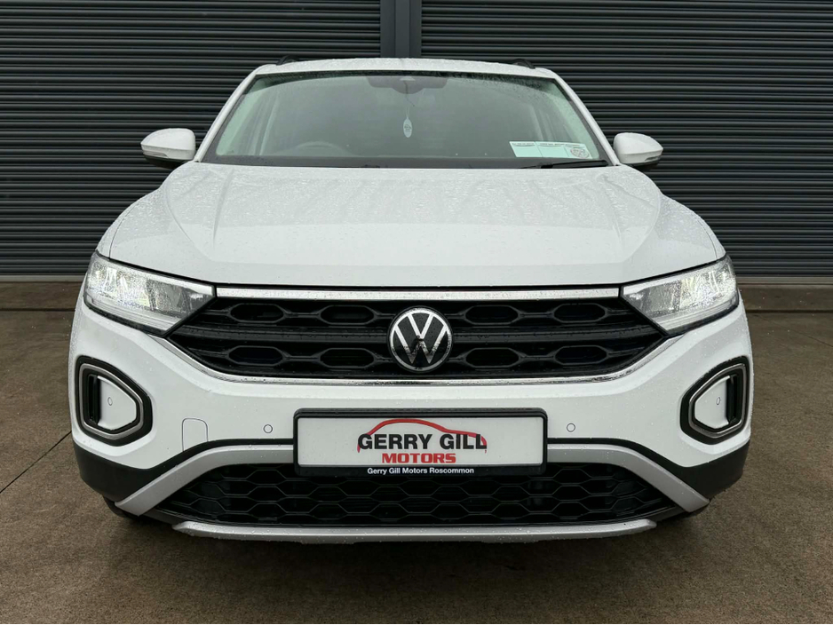 2024 Volkswagen T-Roc - image 2