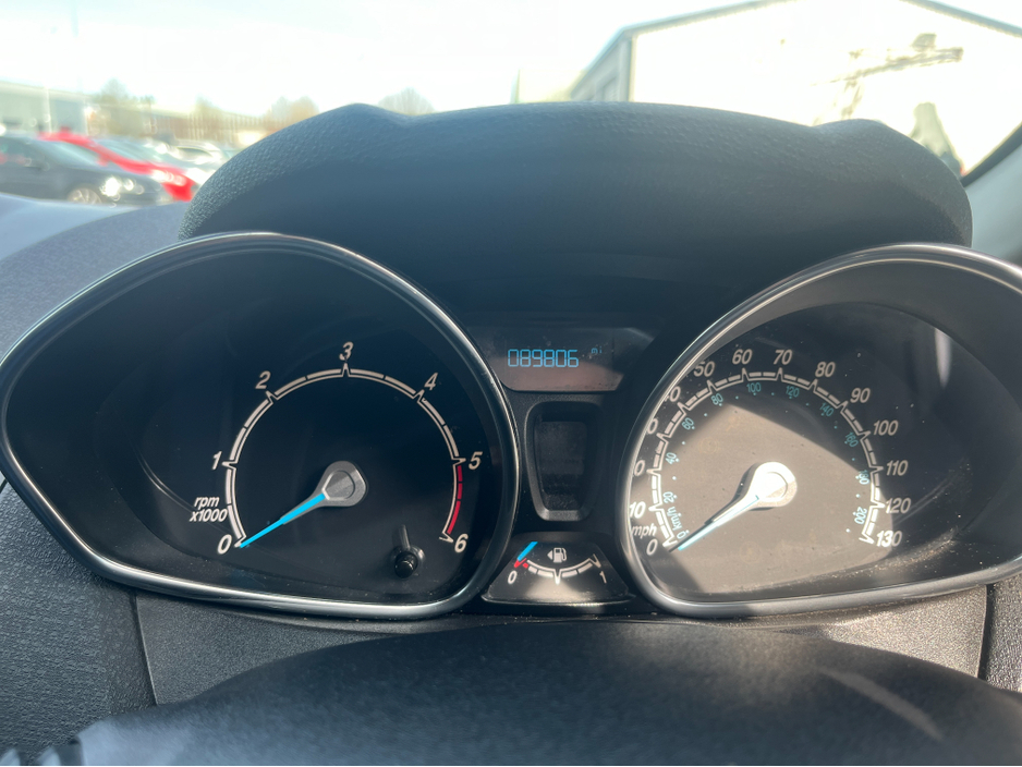 2016 Ford Fiesta - image 6