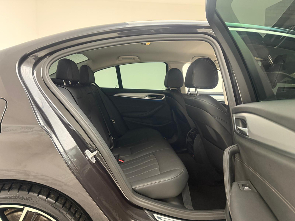 2023 BMW 5 Series - image 12