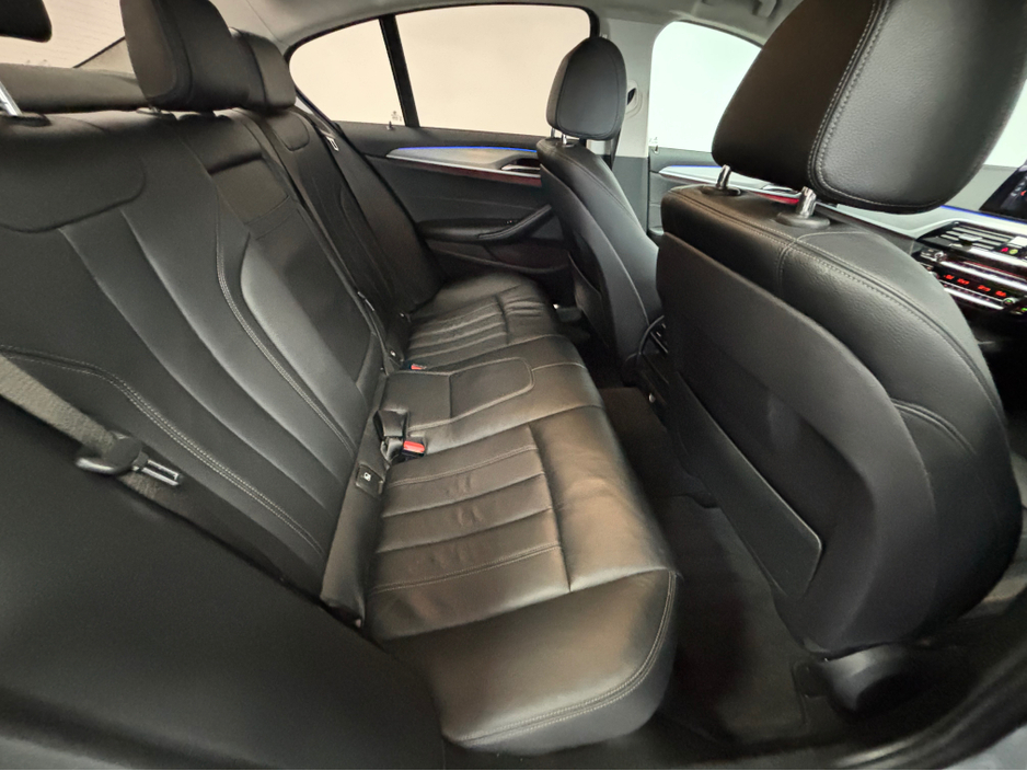 2017 BMW 5 Series - image 10