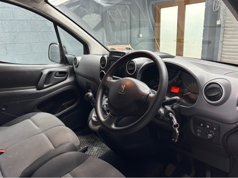 2018 Peugeot Partner - image 9