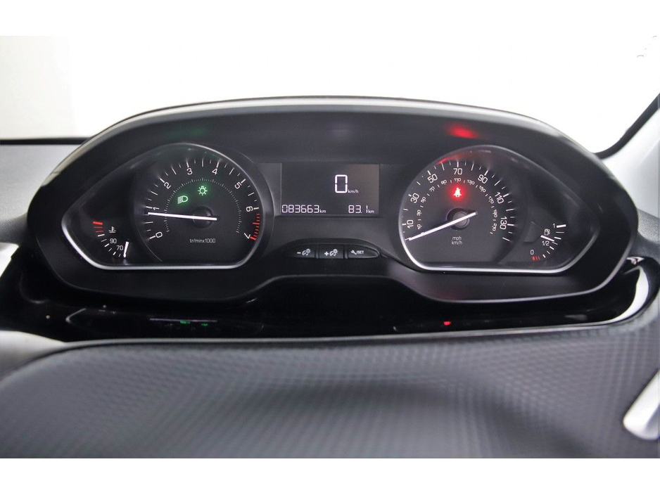 2015 Peugeot 208 - image 18