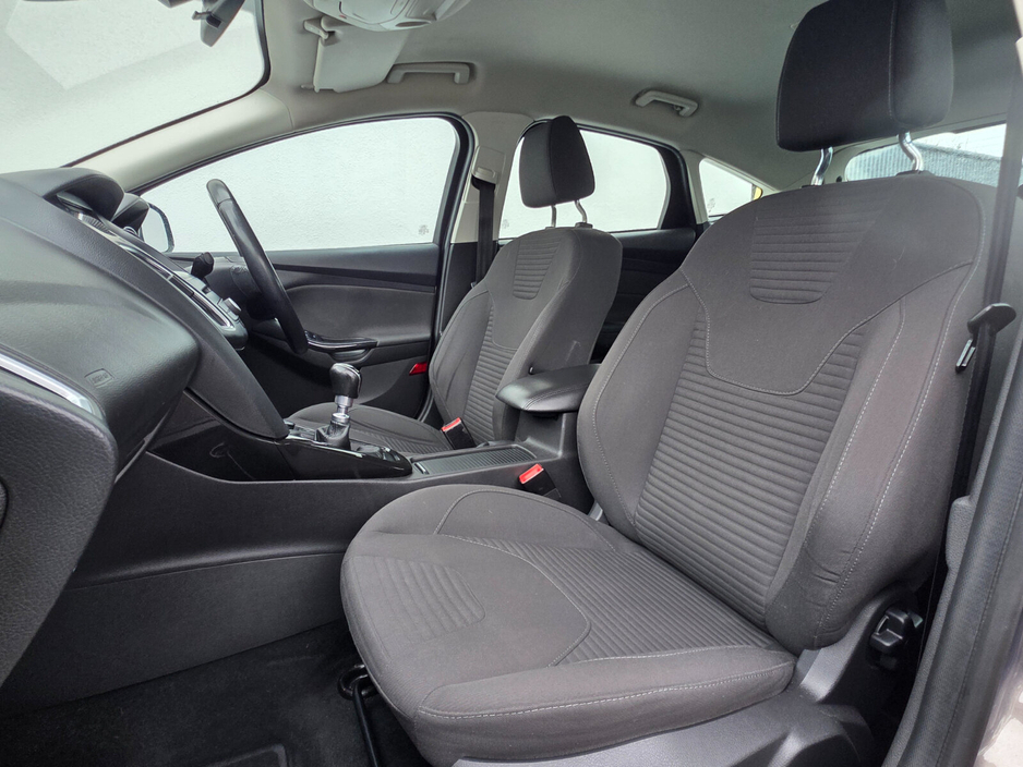 2016 Ford Focus - image 15