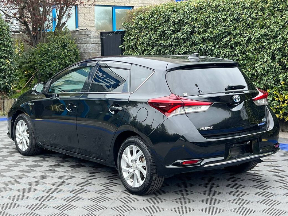 2017 Toyota Auris - image 4
