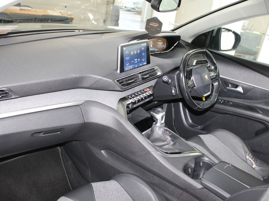 2019 Peugeot 3008 - image 9