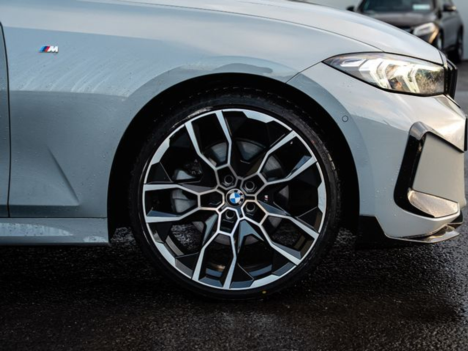 2022 BMW 3 Series - image 5