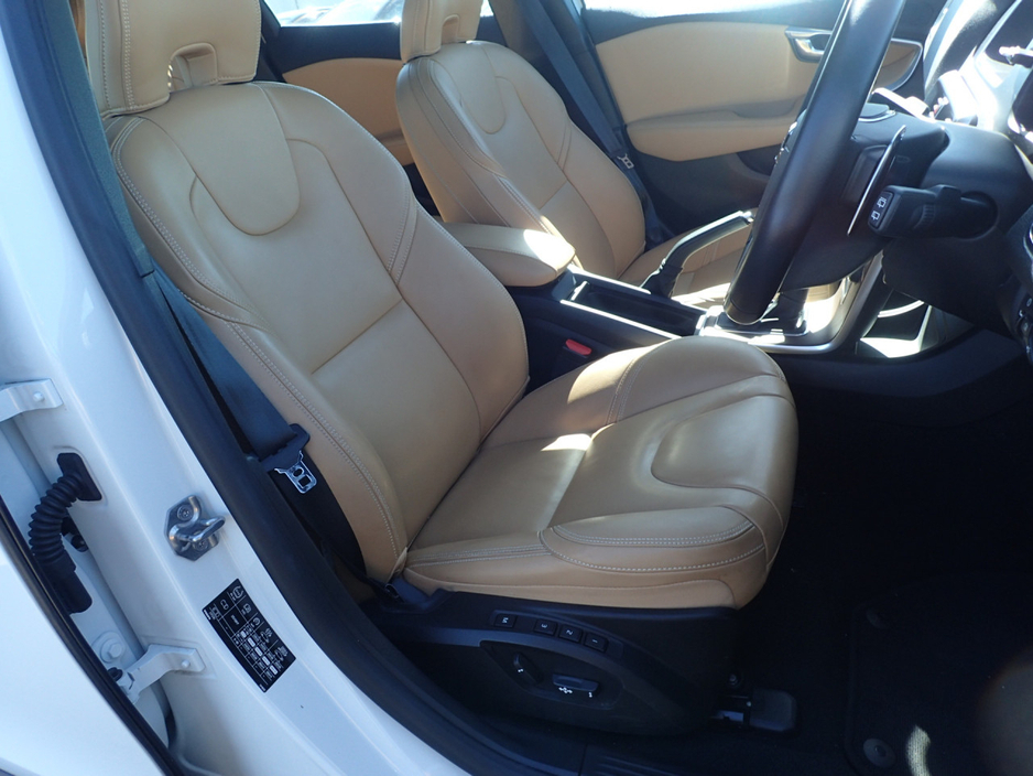 2018 Volvo V40 Cross Country 2.0 D4 CROSS COUNTRY SE LUXURY DIESEL 190 BHP AUTOMATIC // FULL LEATHER ELECTRIC SEATS // REVERSING CAMERA // CRUISE CONTROL // LANE ASSIST // FULL HARMAN KARDON SURROUND SOUND SYSTEM // TOP SPEC €17,950