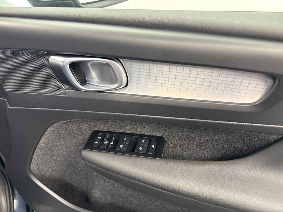 2022 Volvo XC40 - image 11
