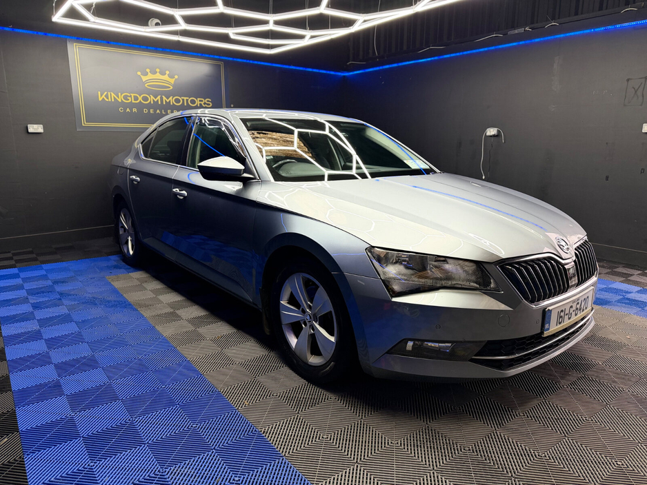 2016 Skoda Superb - image 2