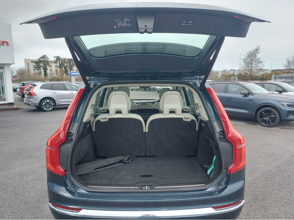 2023 Volvo XC90 - image 13